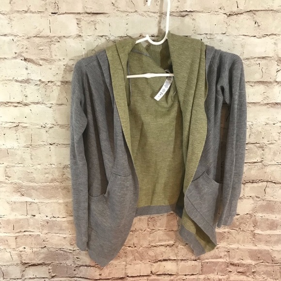 COPY - Lululemon reversible yogi cardigan sz4 - Picture 3 of 3